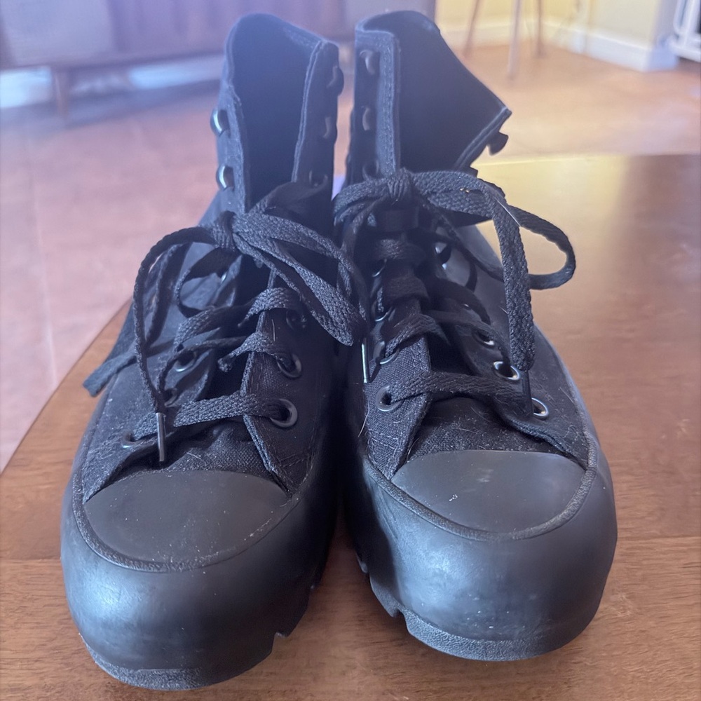 Converse Chuck Taylor All Star Lugged boots in a black colorway. SIZE 9